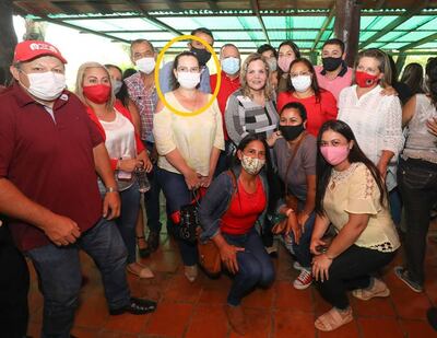 La cónsul Belinda Gómez (círculo) con Lilian Samaniego, en un acto de la AN