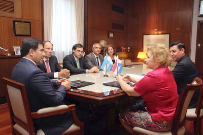 González llevó a su marido hasta a reuniones oficiales con autoridades fiscales argentinas.