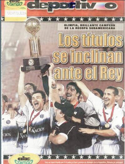 El trofeo de campeón de la Recopa Sudamericana 2003, en manos de Julio César Enciso.