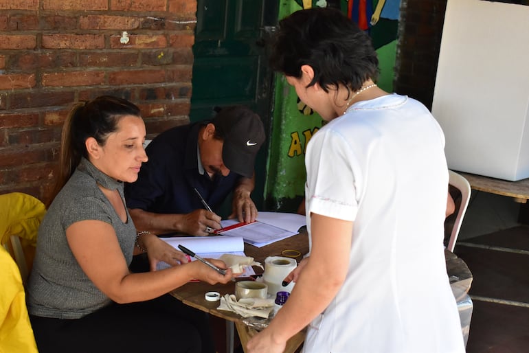 Algunas personas esporádicas que se presentan para dejar su voto partidario.
