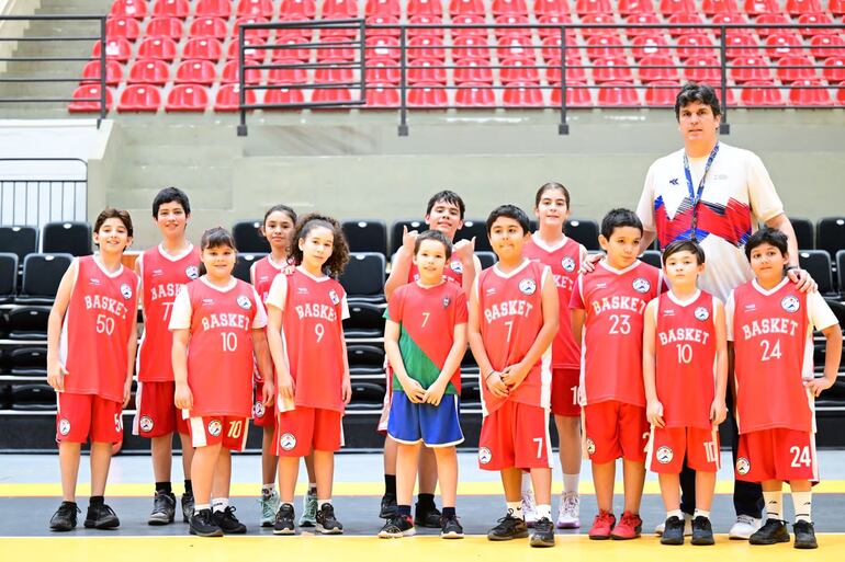 Niños de la Escuela Deportiva de Básquetbol de la SND.