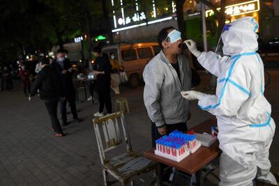 Un residente de Wuhan, en Hubei, China, se somete a un test de Covid-19 coronavirus.