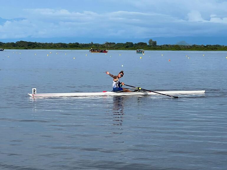 Alejandra Alonso Alderete (25 años) celebra la medalla de plata que obtuvo en la modalidad 1x Senior Femenino, ayer.