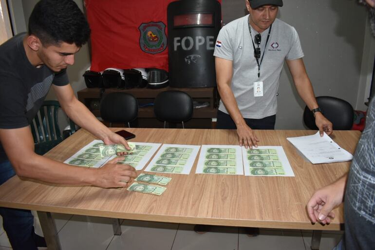 Dinero que fue entregado bajo vigilancia de la Policía.