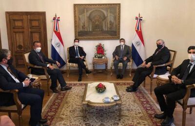 El canciller Federico González, el embajador argentino Domingo Peppo (c) y delegación, ayer.