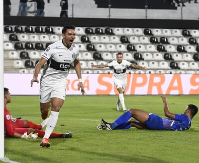 Walter Rodrigo González (26) llegó a su cuarto gol en 10 partidos en el torneo. En total registra 22 tantos en 72 cotejos con la casaca franjeada. Atrás festeja Derlis González, el de la asistencia a su “pariente”. Olimpia encontró la solución al problema futbolístico en el banco de suplentes.