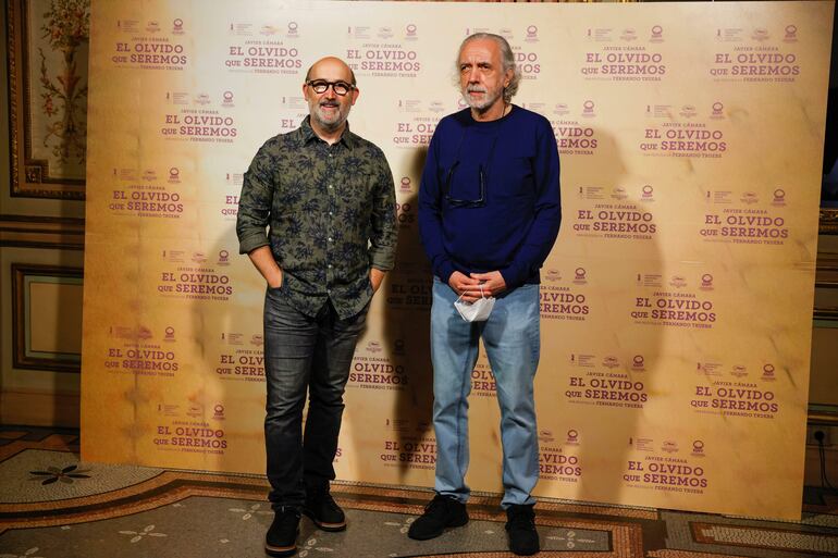 Cámara posa junto al director Fernando Trueba, en el marco de la presentación de la película basada en el médico colombiano Héctor Abad Gómez.