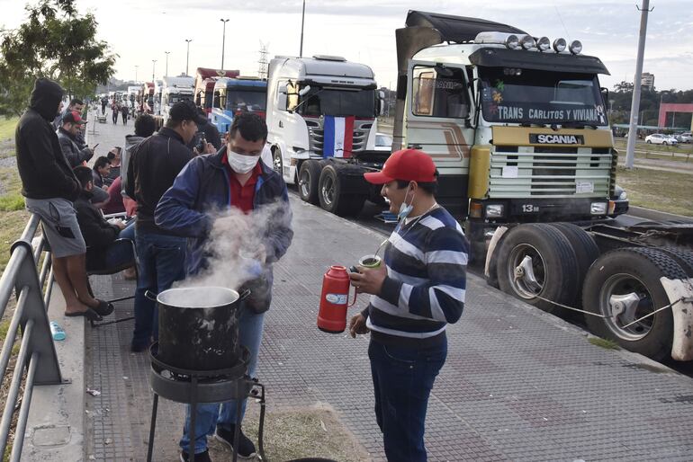 Los camioneros no se retirarán de Asunción hasta que se promulgue la ley de fletes, advierten.