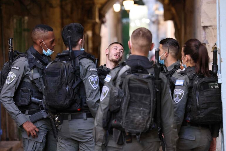 Policías israelíes en las inmediaciones de la mezquita de Al Aqsa, en la Ciudad Vieja de Jerusalén.

