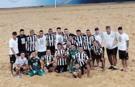 Plantel completo de Libertad que se adjudicó la Etapa 3 de la Superliga de Fútbol Playa en el estadio mundialista Los Pynandi del Comité Olímpico Paraguayo (COP).