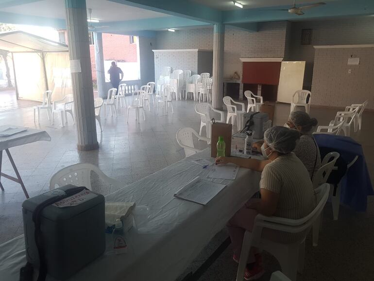 Así se encontraba temprano el vacunatorio del Fomento, debido a que las enfermeras y los militares de guardia debían advertir a la gente que no había vacunas para la aplicación de la primera dosis.