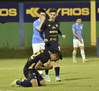 Carlos González Ozuna festeja después de anotar el tercero para Luqueño