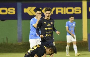 Carlos González Ozuna festeja después de anotar el tercero para Luqueño