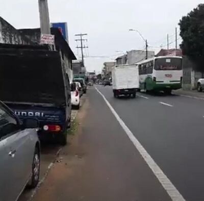 Las playas de venta de vehículos usurpan las aceras en San Lorenzo.