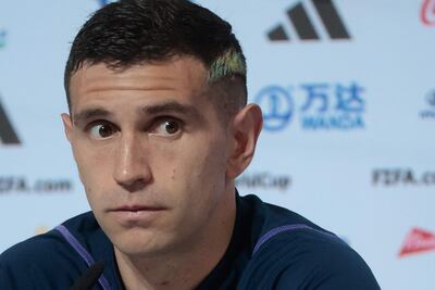 El portero de la selección argentina, Emiliano 'Dibu' Martínez durante la rueda de prensa del equipo este sábado en el Virtual Stadium de Doha, Catar. Francia y Argentina disputarán la final del Mundial el domingo.