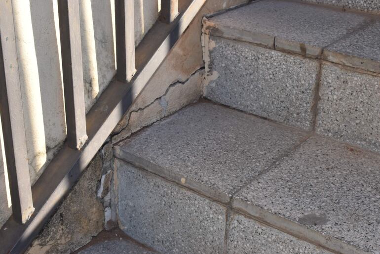 La escalera que conduce a la planta alta de la escuela Isaac Cabrera, cuenta con peligrosas grietas.