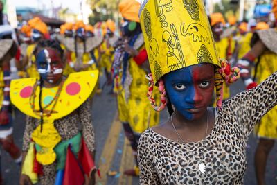 Integrantes de comparsas participan en el desfile del Carnaval de Santo Domingo 2023, en la avenida del malecón, en Santo Domingo (República Dominicana).