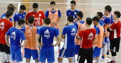 El DT de la selección paraguaya, Carlos Chilavert, en la foto con jugadores, recorre el país.