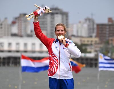 Alejandra Alonso, después de la confirmación del oro en un par de remos cortos, en el medallero con la presea de oro en los Juegos Suramericanos.