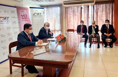 El viceministro de Tributación, Óscar Orué; el presidente de la CAP, Carlos Jorge Bierdermann; y los directores de la SET en el acto de firma de convenio para desarrollar políticas de formalización.