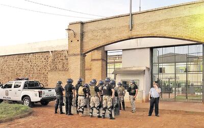 Fachada de la cárcel de Pedro Juan Caballero, de donde se fugaron 75 internos, varios de ellos de la banda PCC.