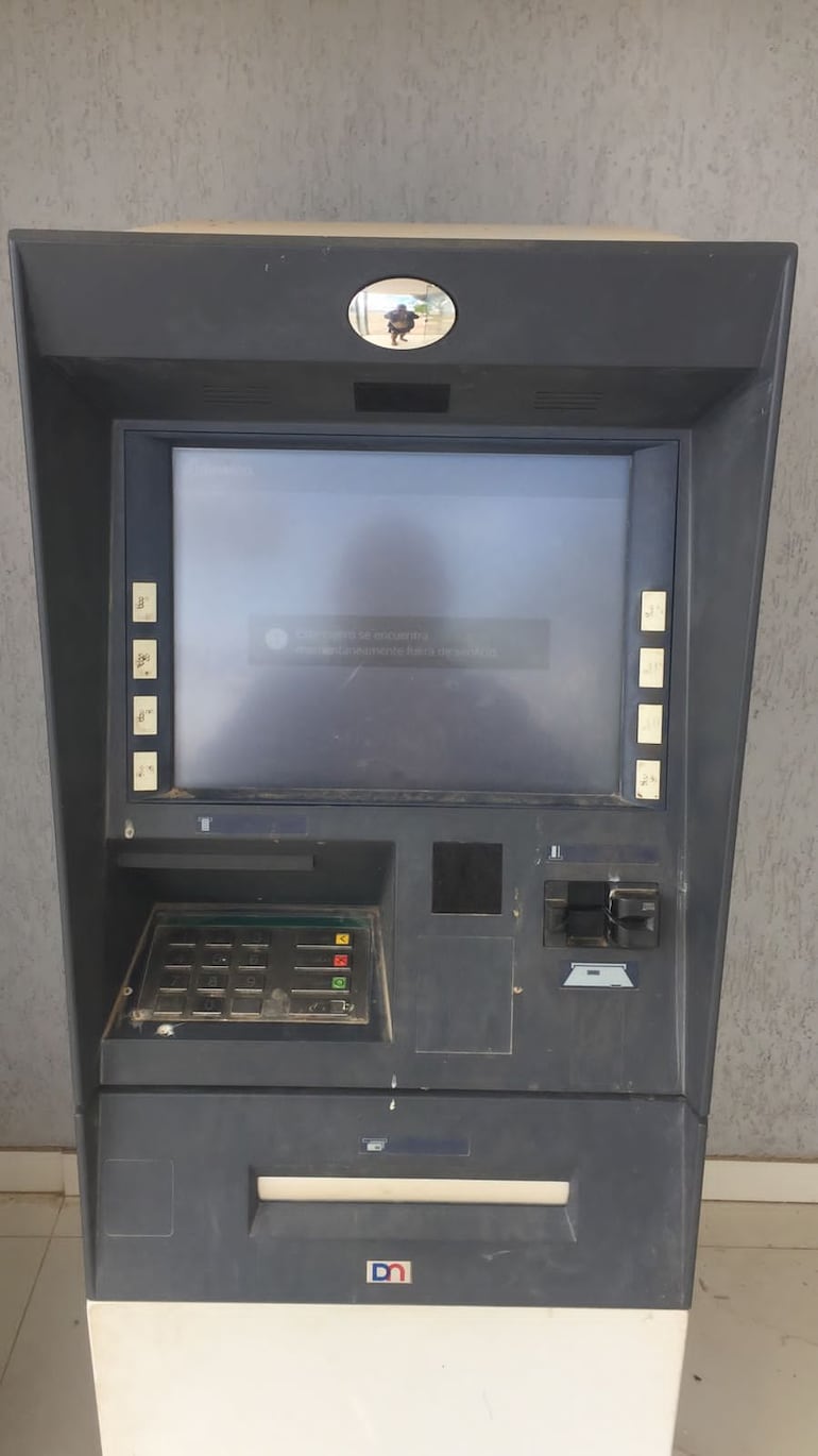 Muchos pobladores de Mariscal Estigarribia deben desplazarse hasta Filadelfia o Loma Plata para cobrar su dinero al no funcionar el cajero.