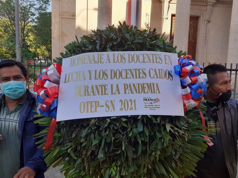 Docentes recordaron este viernes, en el Dia del Maestro, a los fallecidos por COVID y exigieron mejores condiciones laborales.