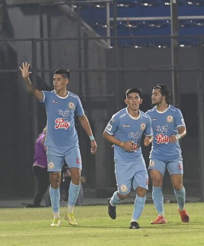 Pablo Palacios Alvarenga, Tomás Rojas y Diego "Chino" Martínez, futbolistas del invicto Resistencia, que registra tres victorias y un empate en el Apertura 2022.