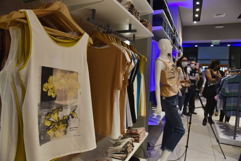 En las 10 tiendas de Patrol, están a la venta las blusas con diseños de árboles nativos del Paraguay.