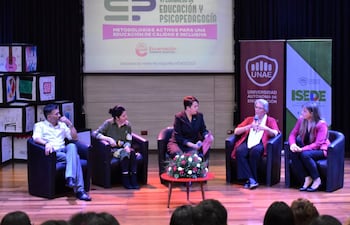 Dra. Cristina Ricci (Argentina), una de las expositoras, habla durante el encuentro, acompañada de otros disertantes que participaron del VI Congreso de educación y psicopedagogía, que se desarrolló entre el viernes y hoy, en Encarnación.