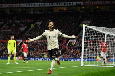 Mohamed Salah celebra un de los tres goles que marcó ayer para el Liverpool contra el clásico rival Manchester United.