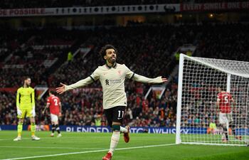 Mohamed Salah celebra un de los tres goles que marcó ayer para el Liverpool contra el clásico rival Manchester United.