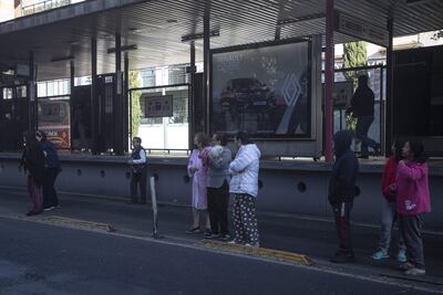 Ciudadanos evacuan sus viviendas tras escuchar una alerta sísmica hoy, en la Ciudad de México (México). Un sismo de magnitud 6 activó este domingo la alerta sísmica en el centro de México.