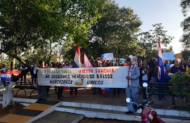 Varios comerciantes del Mercado Municipal de Itaugua, preocupados por el rumbo que tomaría sus actividades comerciales marcharon hasta la Municipalidad.