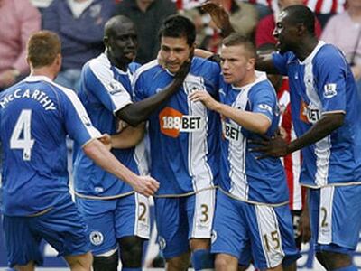Antolín Alcaraz (3) celebra un gol que marcó con la camiseta del Wigan en la Premier League 2010-2011.
