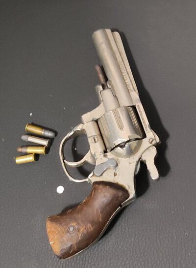 Arma incautada del poder de uno de los motoasaltantes.