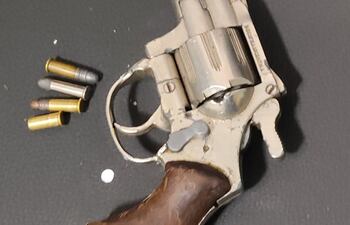 Arma incautada del poder de uno de los motoasaltantes.