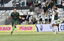 Hugo Quintana (i) festeja el tanto que convirtió contra Tacuary por la quinta jornada del torneo Apertura 2022.