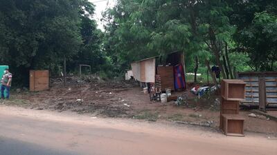 Las seis familias que vinieron de la zona del cerro Lambaré, zona Primavera, barrio Yukyty amanecieron con el agua por las rodillas y solo entonces aceptaron dejar sus viviendas.