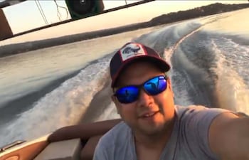 Denis Marcelo Roa Fukuhara, alias Marcelito, en una lancha supuestamente robada.