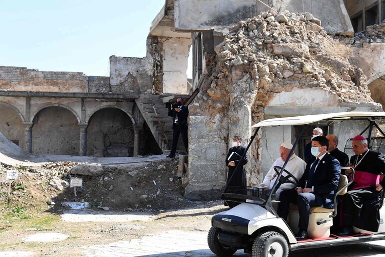 El papa Francisco observa la ruina en la que quedó la iglesia Inmaculé Concepción, en la devastada ciudad irakí de Mosul.