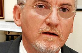 César Garay es miembro de la Sala Civil e integra la Sala Constitucional en este caso.