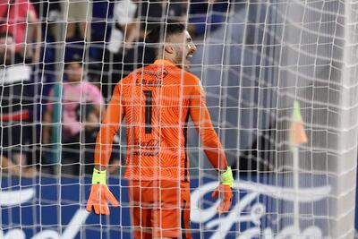 Gastón Olveira, el arquero de Olimpia, celebra uno de los penales atajados en la tanda contra Fluminense por la Copa Libertadores.