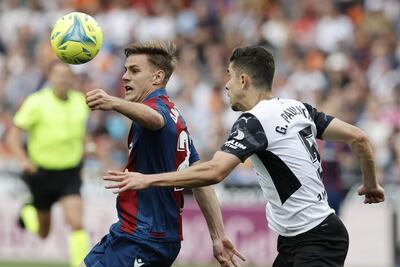 El defensa del Valencia Gabriel Paulista (d) pelea un balón con Dani Gómez, del Levante, durante el partido de Liga en Primera División que disputan este sábado en el estadio de Mestalla, en Valencia.
