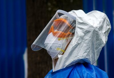 Un trabajador de la salud en un sitio de pruebas de covid-19 en Ciudad de México.