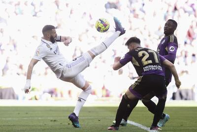 El delantero francés del Real Madrid, Karim Benzema (i) golpe el balón ante el defensa del Valladolid, Iván Fresneda, durante el partido de Liga que el Real Madrid y el Valladolid disputan este domingo en el estadio Santiago Bernabéu de Madrid. EFE/ Rodrigo Jimenez