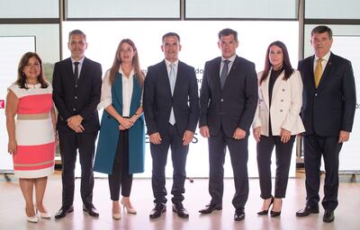 La superintendente de seguros, Maria Graciela Mora de Talavera; los miembros titulares del directorio del Banco Central del Paraguay Humberto Colmán,  Maria Fernanda Carrón, Diego Duarte;  el presidente del Banco Atlas, Miguel Zaldívar; la gerente de Atlas Seguros, Carmen Barboza y el director de Banco Atlas, Juan Carlos Martin.