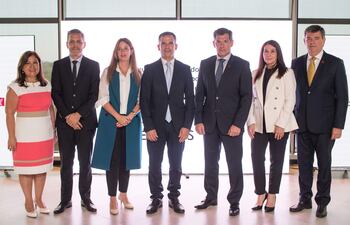 La superintendente de seguros, Maria Graciela Mora de Talavera; los miembros titulares del directorio del Banco Central del Paraguay Humberto Colmán, Maria Fernanda Carrón, Diego Duarte; el presidente del Banco Atlas, Miguel Zaldívar; la gerente de Atlas Seguros, Carmen Barboza y el director de Banco Atlas, Juan Carlos Martin.