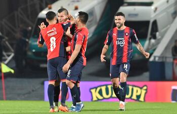 Samudio y Cardozo Lucena congratulan a Cardozo. El debutante Báez se acerca para sumarse al festejo.