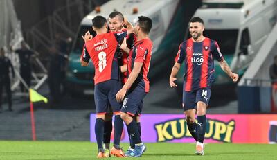 Samudio y Cardozo Lucena congratulan a Cardozo. El debutante Báez se acerca para sumarse al festejo.